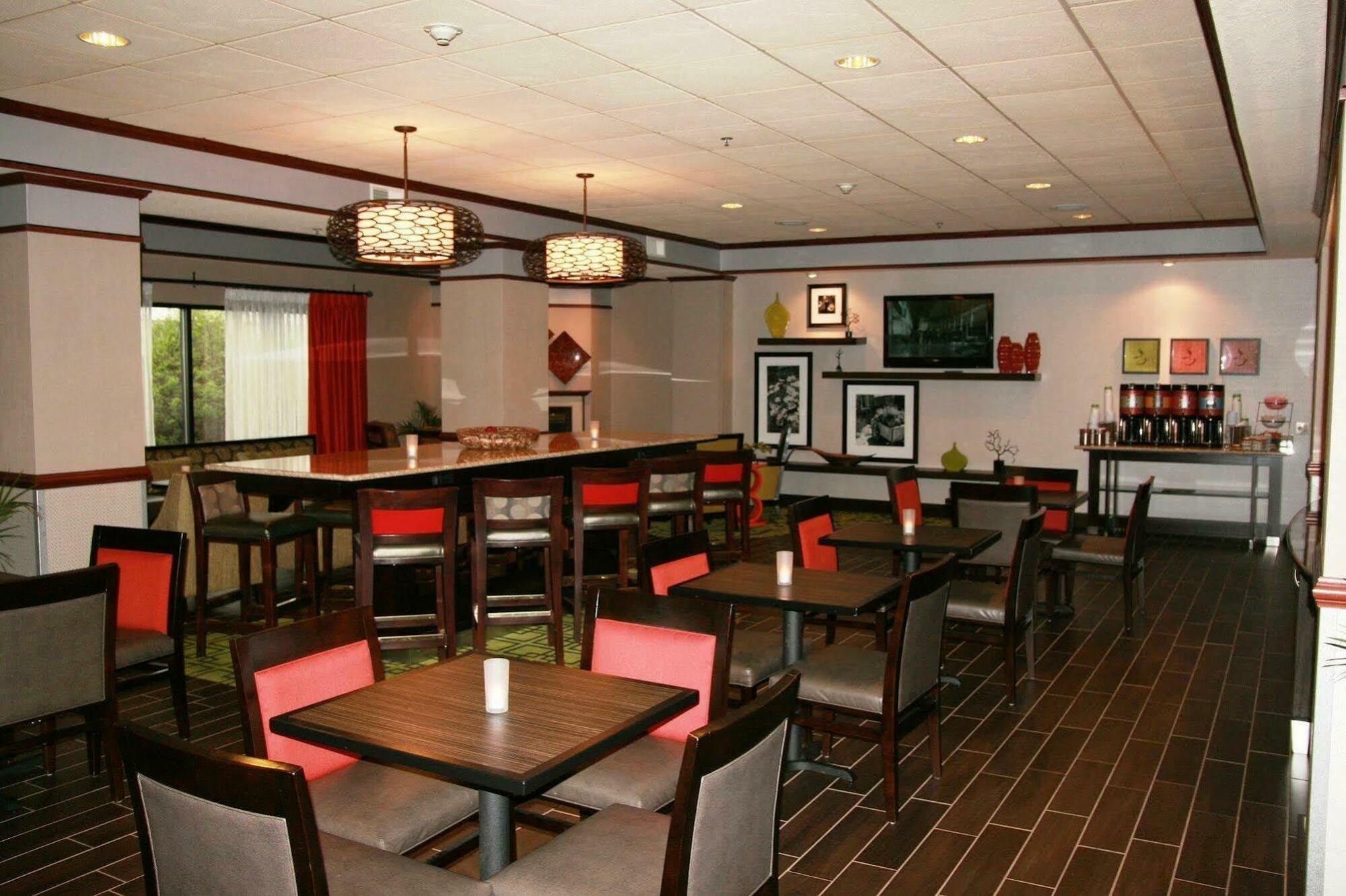 Hampton Inn Mount Pleasant Restaurant photo